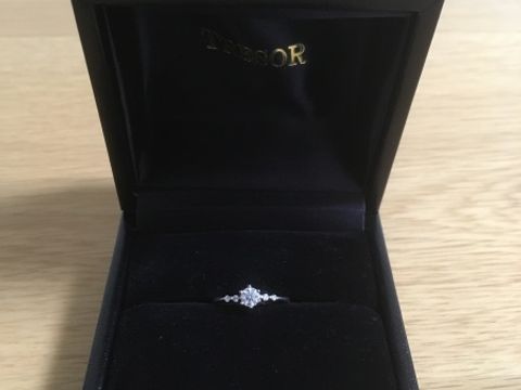 【TRESOR(トレゾア)の口コミ】 婚約指輪だけど何年たってもつけられるものがいい、と思い、色んな指輪を…