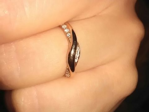 【AFFLUX(アフラックス)の口コミ】 ウェーブがかったデザインが可愛くて購入を決意しました。

中のダイヤモ…