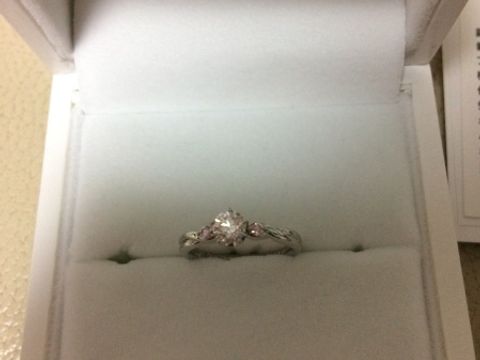 【ギンザタナカブライダル(GINZA TANAKA BRIDAL)の口コミ】 可愛い系が好みだったので、真ん中のダイヤだけではなく、両隣にピンクダ…