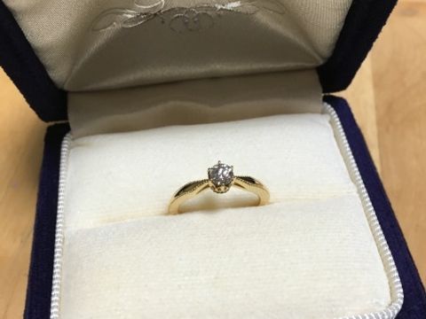 【agete(アガット)の口コミ】 婚約指輪はゴールドと決めていたので、こちらの店舗にしました。ゴールド…