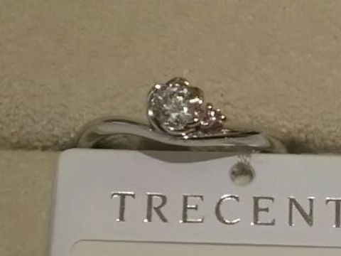 【TRECENTI(トレセンテ)の口コミ】 指輪自体は曲線を描いた柔らかなフォルムをしています。ダイヤは中央のフ…