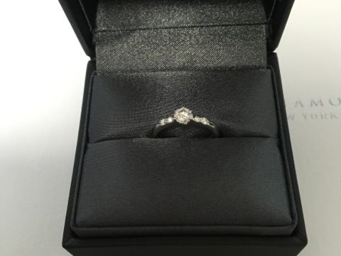 【ラザール ダイヤモンド(LAZARE DIAMOND)の口コミ】 デザインが大好きです。
自分の指とリングの太さが合っているように感じま…