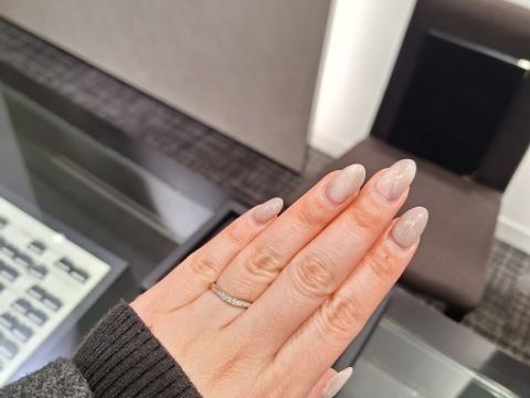 【ラザール ダイヤモンド(LAZARE DIAMOND)の口コミ】 一つ一つのメレダイヤモンドの大きさは小さめですが、ダイヤモンドが13石…