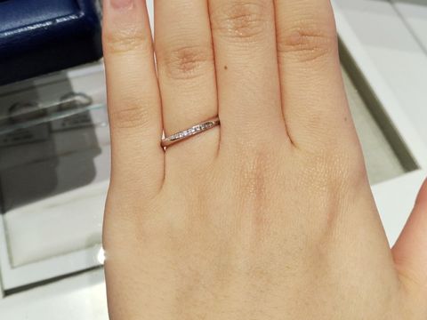 【銀座ダイヤモンドシライシの口コミ】 似たデザインをたくさん試着させていただいたうちの１つです。
指がきれい…