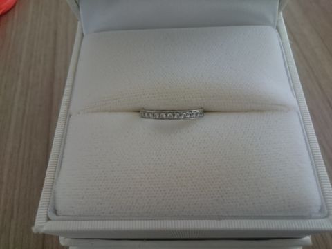 【組曲ジュエリーの口コミ】 ハーフエタニティで毎日使えるデザインだったことです。
小さなダイヤモン…