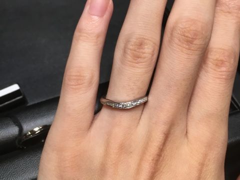 【ラザール ダイヤモンド(LAZARE DIAMOND)の口コミ】 クレセントという指輪を試着しました。ダイヤが下の方から上の方へかけて…