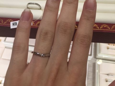 【カルティエ(Cartier)の口コミ】 カーブのリングに、三粒のダイヤが入っています。一見シンプルですが、裏…