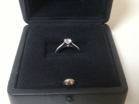 【グラフ(GRAFF)の口コミ】 0.5カラット以上のセンターダイヤモンド、さらにハーフエタニティのデザイ…