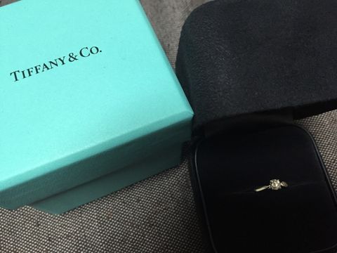 【ティファニー(Tiffany & Co.)の口コミ】 あまり立て爪だと、ストッキングや衣服にひっかかるためひっかからないデ…