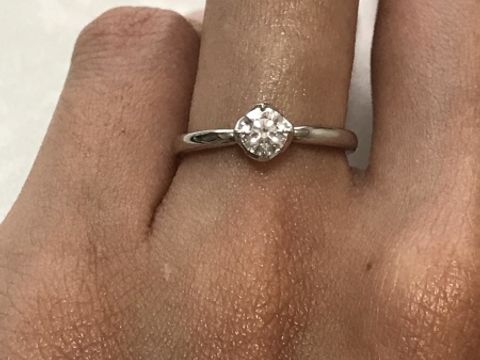 【俄(にわか)の口コミ】 初めから婚約指輪はシンプルなもので、結婚指輪と重ね付けできるものを探…