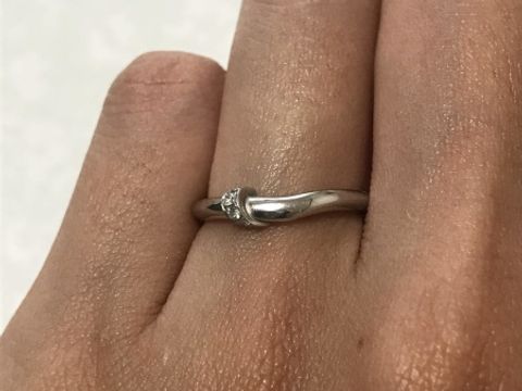 【俄(にわか)の口コミ】 婚約指輪と重ね付けできる指輪にしました。
他のブランドの結婚指輪と迷い…