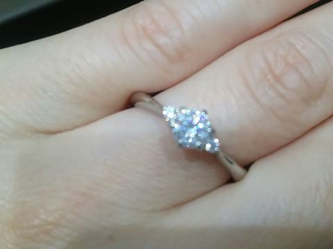 【アイプリモ(I-PRIMO)の口コミ】 真ん中に一粒とサイドにメレダイヤのついたストレートタイプの指輪です。…