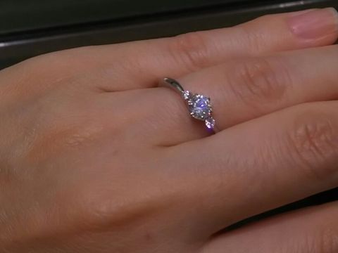 【アイプリモ(I-PRIMO)の口コミ】 真ん中に一粒と両サイドにメレダイヤのついたタイプです。V字タイプですが…