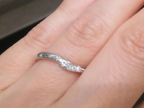 【アイプリモ(I-PRIMO)の口コミ】 ウェーブラインにメレダイヤの埋め込まれたスタンダードなデザインの指輪…