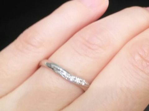 【アイプリモ(I-PRIMO)の口コミ】 V字ラインにメレダイヤの埋め込まれたスタンダードなタイプの結婚指輪です…