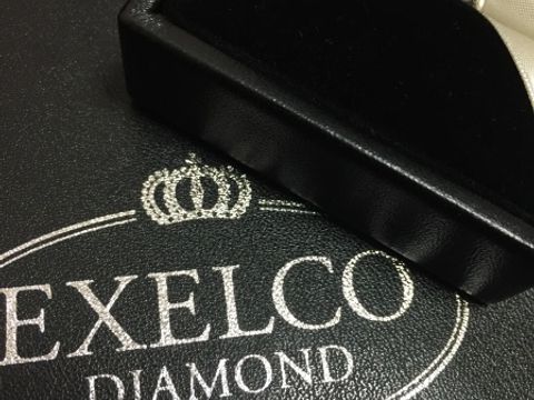【エクセルコダイヤモンド(EXELCO DIAMOND)の口コミ】 シンプルなデザインで婚約指輪を探していました。
このセレモニーは上から…