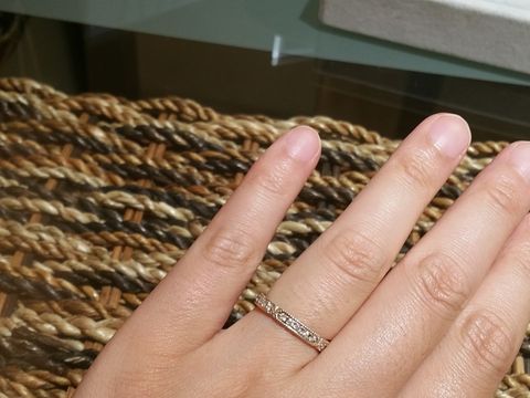 【杢目金屋(もくめがねや)の口コミ】 木目調のリングが特徴でそれにダイヤなどが加わります。このデザインは指…