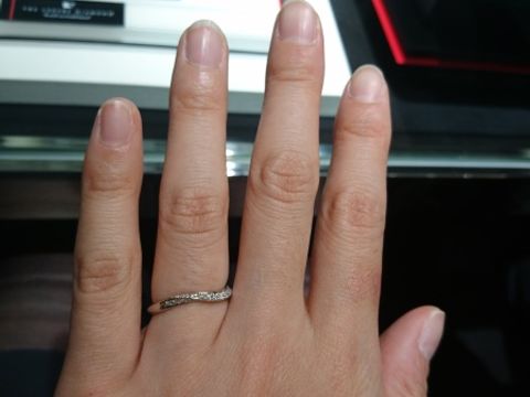 【ラザール ダイヤモンド(LAZARE DIAMOND)の口コミ】 相手側(向い側)からみても、自分側からみても、上からみても
メレダイヤが…