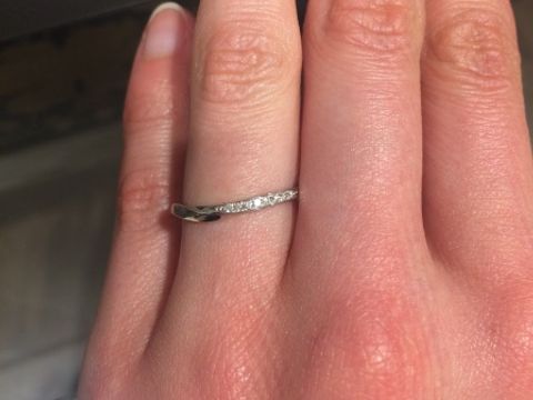【俄(にわか)の口コミ】 細身で指が綺麗に見えるリングです。ゆるいV字なのも指が長く見える気がし…