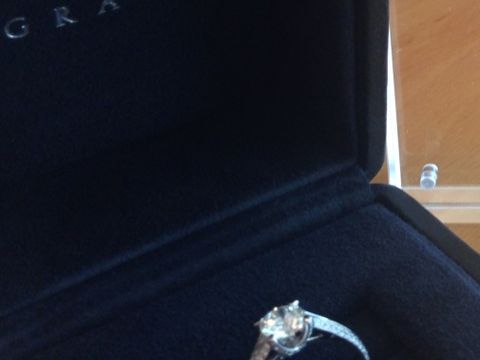 【グラフ(GRAFF)の口コミ】 側面にもメレダイヤが埋め込まれているデザインが気に入りました。
指輪は…