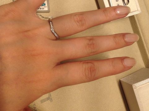 【ギンザタナカブライダル(GINZA TANAKA BRIDAL)の口コミ】 Vラインを探していたのですが、こちらの物は、なだらかなVラインでした。…