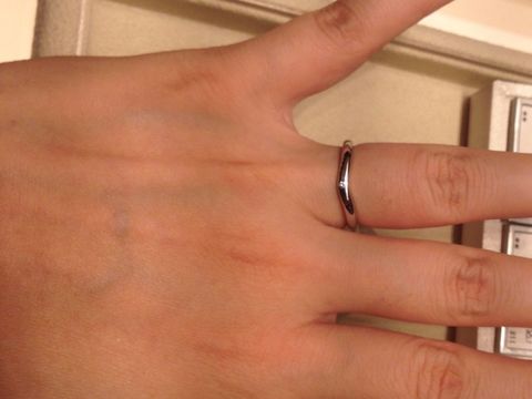 【ギンザタナカブライダル(GINZA TANAKA BRIDAL)の口コミ】 なだらかなVラインに一粒ダイヤがついています。プレーンなリングでは味気…