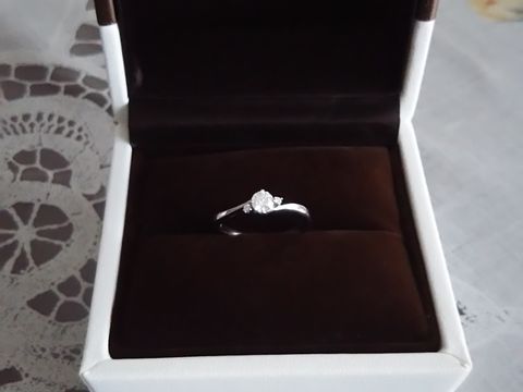 【アイプリモ(I-PRIMO)の口コミ】 結婚指輪と同時に婚約指輪も購入しました。セットリングでは無いのですが…