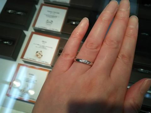 【Desserts(デザート)の口コミ】 ダイヤが横に並んでいるデザインに惹かれました。最近は流行りからか細目…