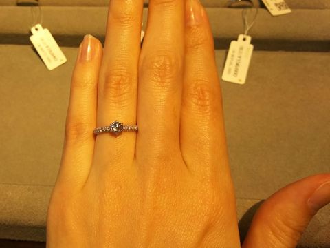 【和光ブライダルブティックギンザの口コミ】 いわゆるハーフエタニティーの真ん中にダイヤがついている形の指輪です。
…