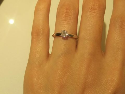 【MIKIMOTO(ミキモト)の口コミ】 ４つの爪で留めてあり、丸いダイヤが四角く見えるようなデザインです。
腕…