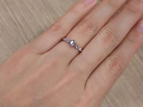 【oriental diamond(オリエンタルダイヤモンド)の口コミ】 なんといってもセミオーダーなところ。
枠のデザインを選び、ダイヤ自体を…