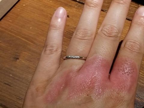 【ith(イズ)の口コミ】 プラチナのリングにダイヤが並んでいるデザインなのですが、一列ではなく…