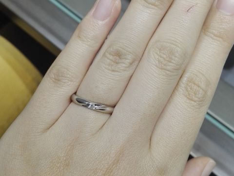 【アイプリモ(I-PRIMO)の口コミ】 シンプルな指輪を探していました。男女ともに斜めの窪みがあって、女性側…