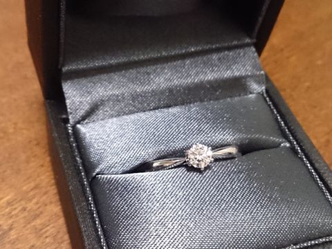 【ラザール ダイヤモンド(LAZARE DIAMOND)の口コミ】 ダイヤは一つ、全体的にシンプルなもので探していました。相手があまり指…