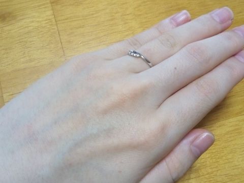 【canal4℃(カナルヨンドシー)の口コミ】 指が短いため、細めの指輪にしたいと以前から思っていました。
こちらの指…