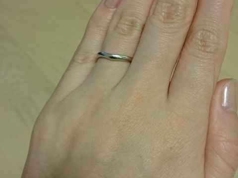 【ブルガリ(BVLGARI)の口コミ】 婚約指輪とセットではめても素敵に見えるようなデザインにしました。湾曲…