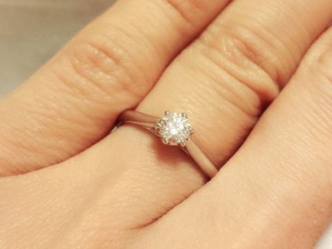 【銀座ダイヤモンドシライシの口コミ】 ザ婚約指輪！といったシンプルな指輪を探していて色々試着した中の１つで…