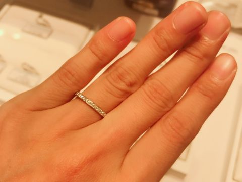 【銀座ダイヤモンドシライシの口コミ】 シンプルなデザインとハーフエタニティで迷いこちらを試着しました。
細身…