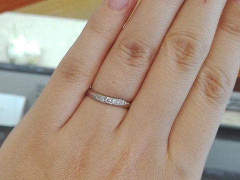 【アネリディギンザ(ANELLI DI GINZA)の口コミ】 ストレートの土台に、ダイヤが斜めに入っているデザインです。斜めライン…