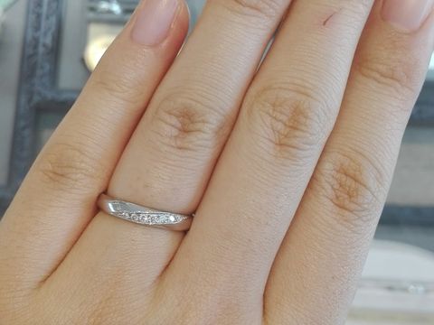 【アネリディギンザ(ANELLI DI GINZA)の口コミ】 ストレートの土台にカットで斜めに波を作り、そこにダイヤのラインが入っ…