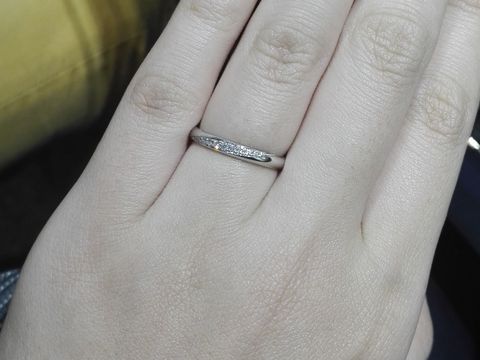 【ラザール ダイヤモンド(LAZARE DIAMOND)の口コミ】 丸みを帯びたストレートの土台に、斜めにラインダイヤが緩く入っているデ…