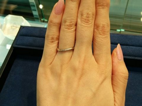 【4℃ BRIDAL(ヨンドシーブライダル)の口コミ】 見に行った時点で、とても人気のある商品
だと聞きました。
小さいダイヤ…