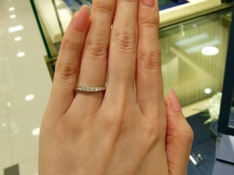【ROYAL ASSCHER(ロイヤル・アッシャー)の口コミ】 ダイヤがキラキラですごく綺麗で、見とれて
しまいました。
初めはロイヤ…