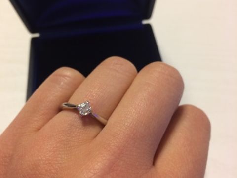 【ROYAL ASSCHER(ロイヤル・アッシャー)の口コミ】 ロイヤルアッシャーカットが施されているこの指輪は光がとても綺麗に映し…
