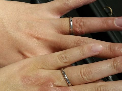 【エクセルコダイヤモンド(EXELCO DIAMOND)の口コミ】 レディースは波状の模様とその下にミルうち、波の窪みにダイヤモンドが合…