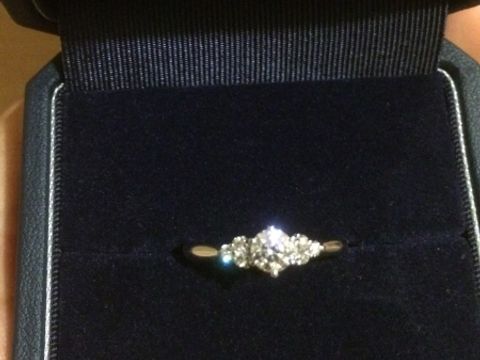 【銀座ダイヤモンドシライシの口コミ】 たくさんのデザインを試しましたが、指につけてみて1番しっくりくるもの、…