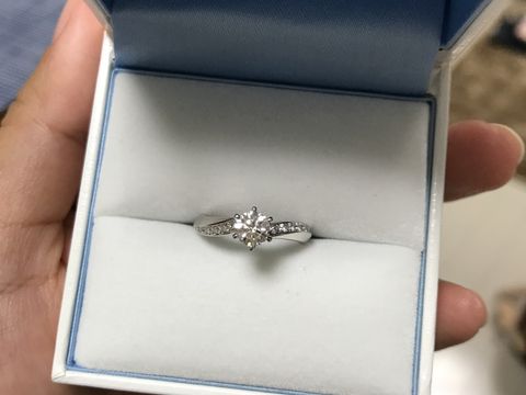 【GALA JEWELRY(ガラジュエリー)の口コミ】 なんと言っても価格！5つのブランドを見て回りましたが、このお値段で0.43…