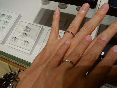 【銀座ダイヤモンドシライシの口コミ】 私（女性側）の指が細いため、ダイヤモンドが多くついている指輪にすると…