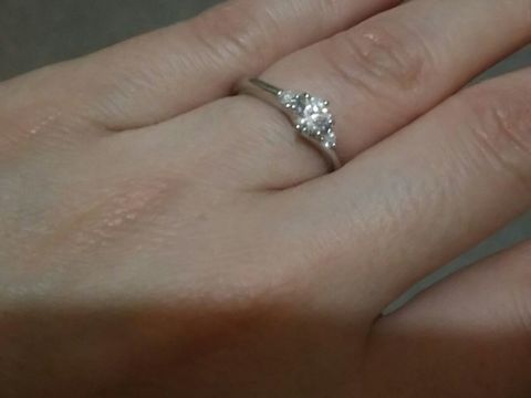 【銀座ダイヤモンドシライシの口コミ】 真ん中に大き目の一粒、左右に一粒づつという、シンプルながら存在感のあ…