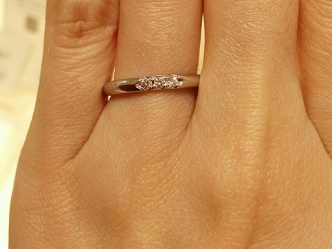 【MIKIMOTO(ミキモト)の口コミ】 ストレートタイプの指輪で石が３つ付いて
います。
上品な輝きとシンプル…